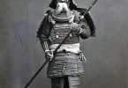 Samurai-holding-a-yari