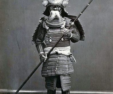 Samurai-holding-a-yari