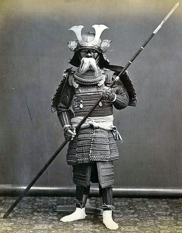 Samurai-holding-a-yari